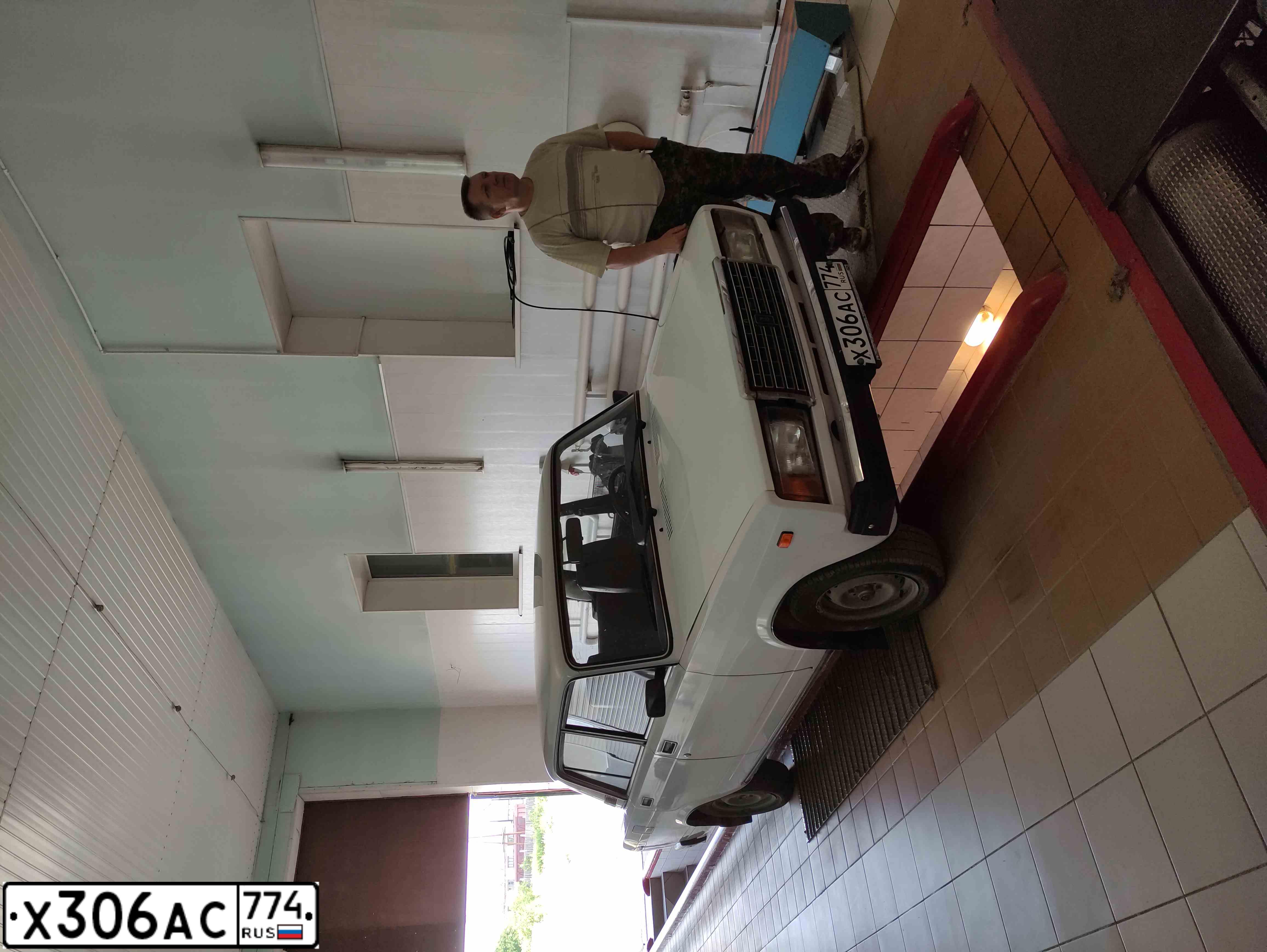 Фото автомобиля LADA 2107, 2004 — госномер Х306АС774. Цвет: ЯРКО-БЕЛЫЙ