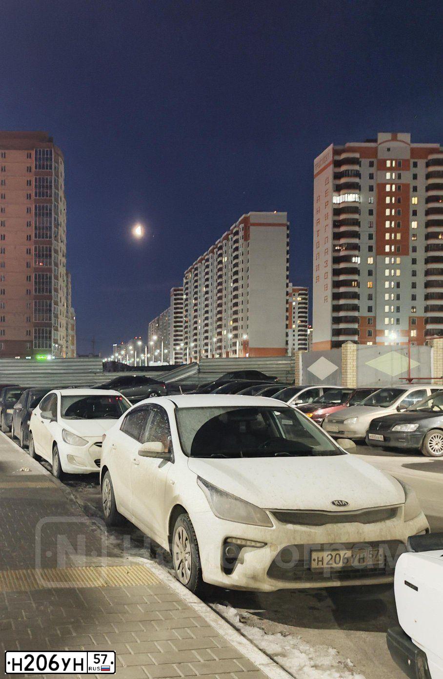 Фото автомобиля KIA RIO, 2018 — госномер Н206УН57. Цвет: БЕЛЫЙ