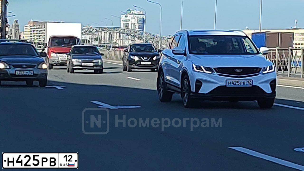 Фото автомобиля GEELY COOLRAY, 2022 — госномер Н425РВ12. Цвет: БЕЛЫЙ