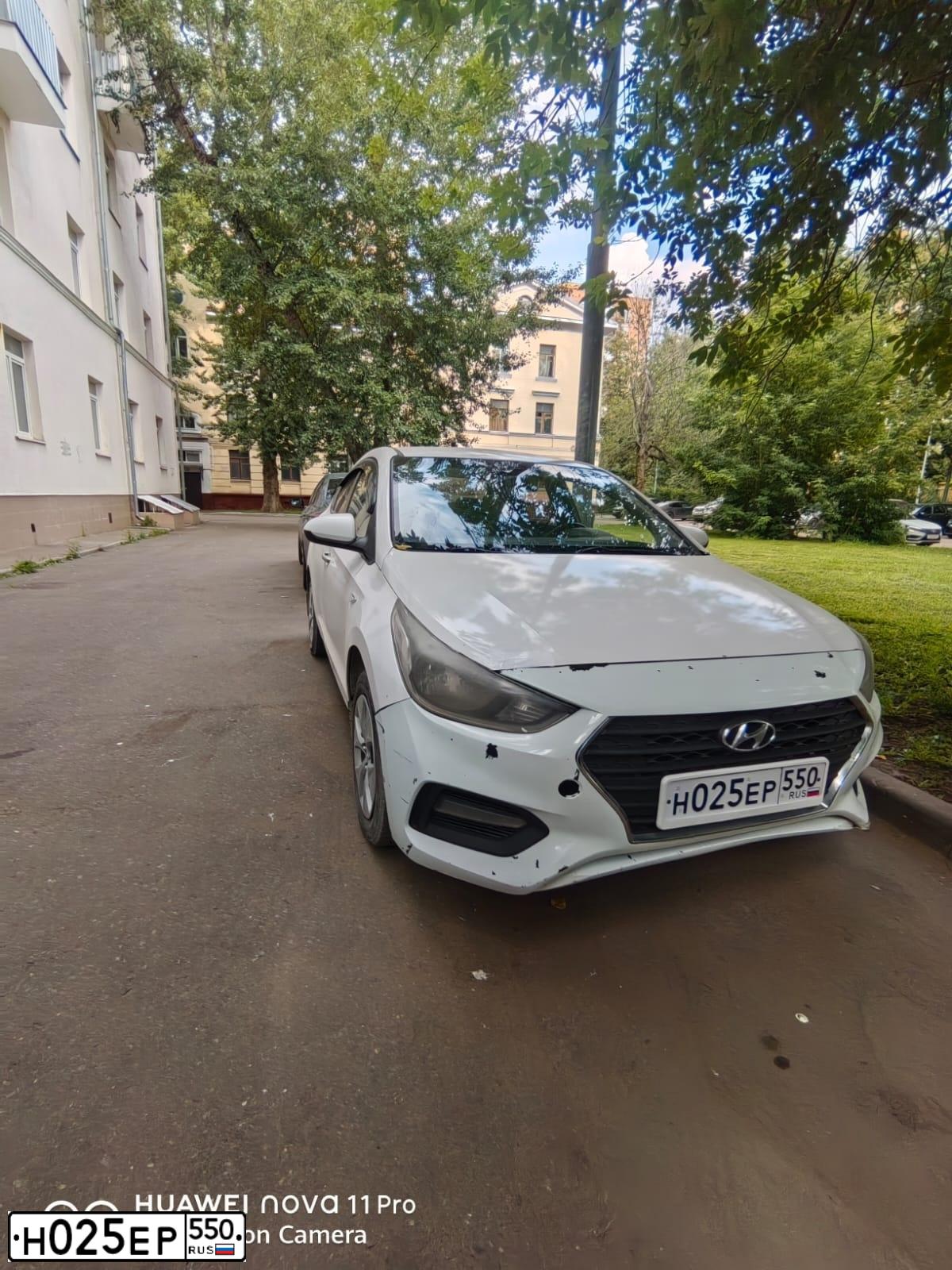 Фото автомобиля HYUNDAI SOLARIS, 2017 — госномер Н025ЕР550. Цвет: БЕЛЫЙ ЖЕЛТЫЙ СЕРЫЙ