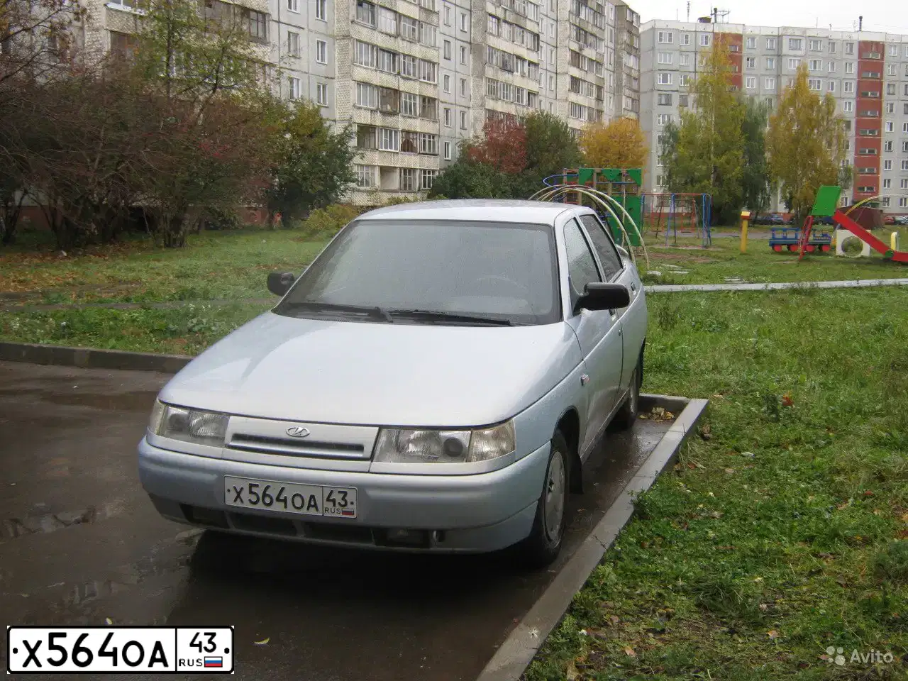 Фото автомобиля LADA 2110 LADA, 2004 — госномер Х564ОА43. Цвет: Серебристо-Желтый