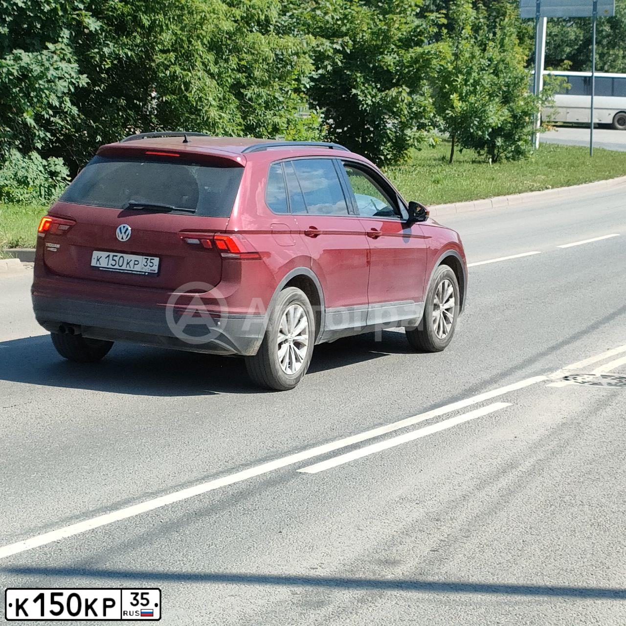 Фото автомобиля VOLKSWAGEN TIGUAN, 2019 — госномер К150КР35. Цвет: ВИШНЕВЫЙ