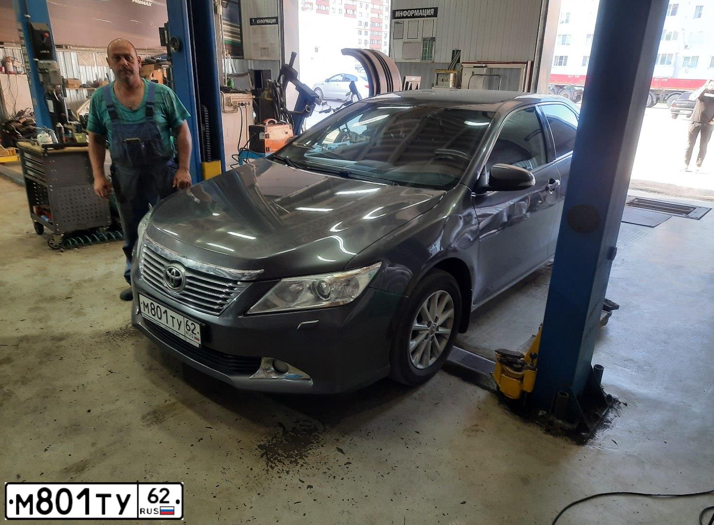 Фото автомобиля TOYOTA CAMRY, 2013 — госномер М801ТУ62. Цвет: СЕРЫЙ МЕТАЛЛИК