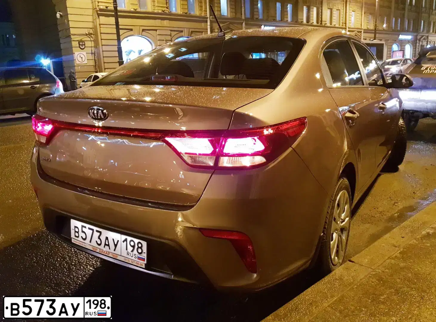 Фото автомобиля KIA RIO, 2018 — госномер В573АУ198. Цвет: СВЕТЛО-КОРИЧНЕВЫЙ