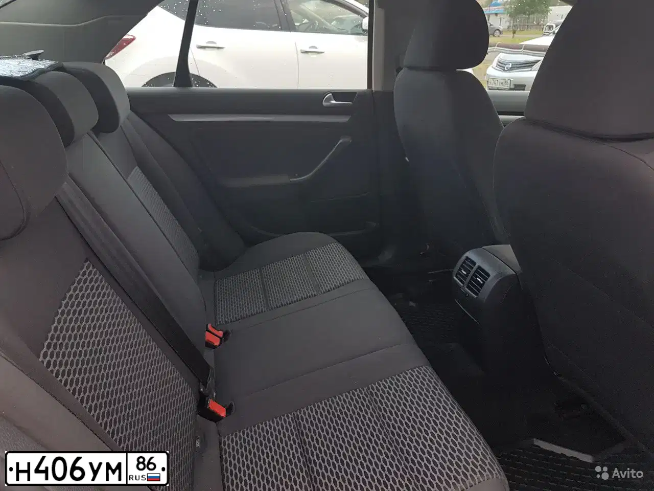 Фото автомобиля VOLKSWAGEN JETTA, 2010 — госномер К137РР799. Цвет: ВИШНЕВЫЙ