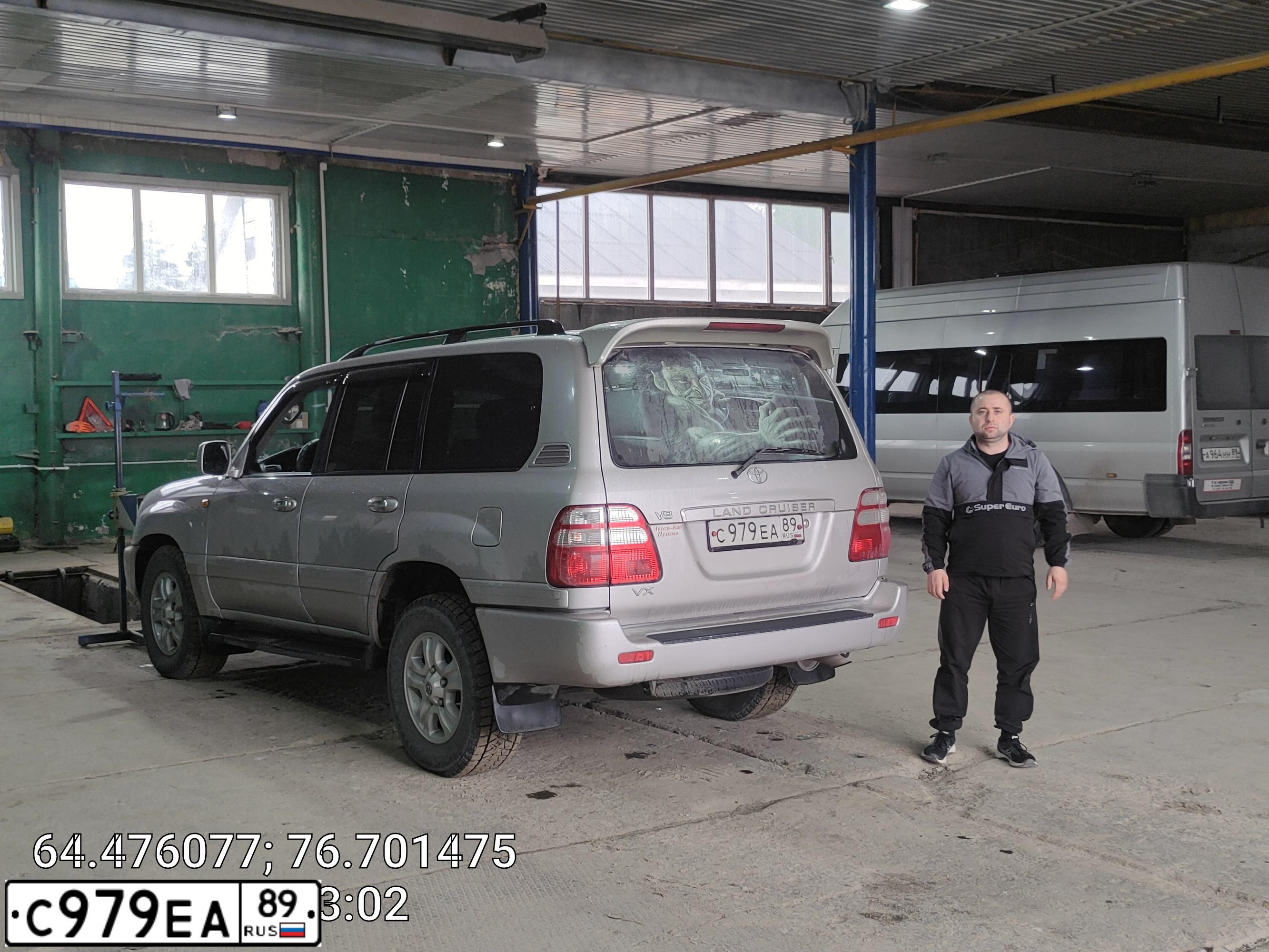 Фото автомобиля TOYOTA LANDCRUISER, 2004 — госномер С979ЕА89. Цвет: Серебристый