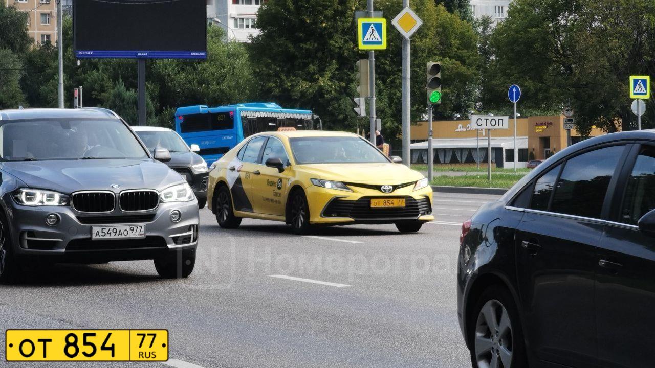 Фото автомобиля TOYOTA CAMRY, 2022 — госномер Н985АК13. Цвет: ЖЕЛТЫЙ