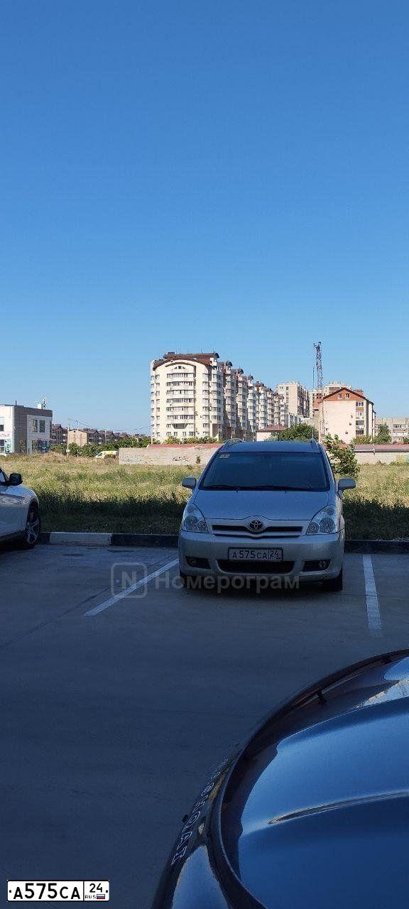 Фото автомобиля TOYOTA COROLLA, 2006 — госномер А575СА24. Цвет: Серый