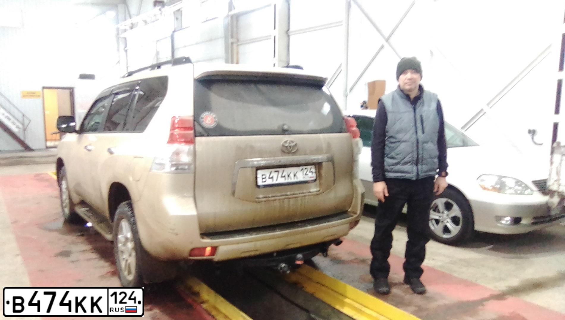 Фото автомобиля TOYOTA LAND CRUISER 150, 2012 — госномер А120ТР124. Цвет: БЕЖЕВЫЙ