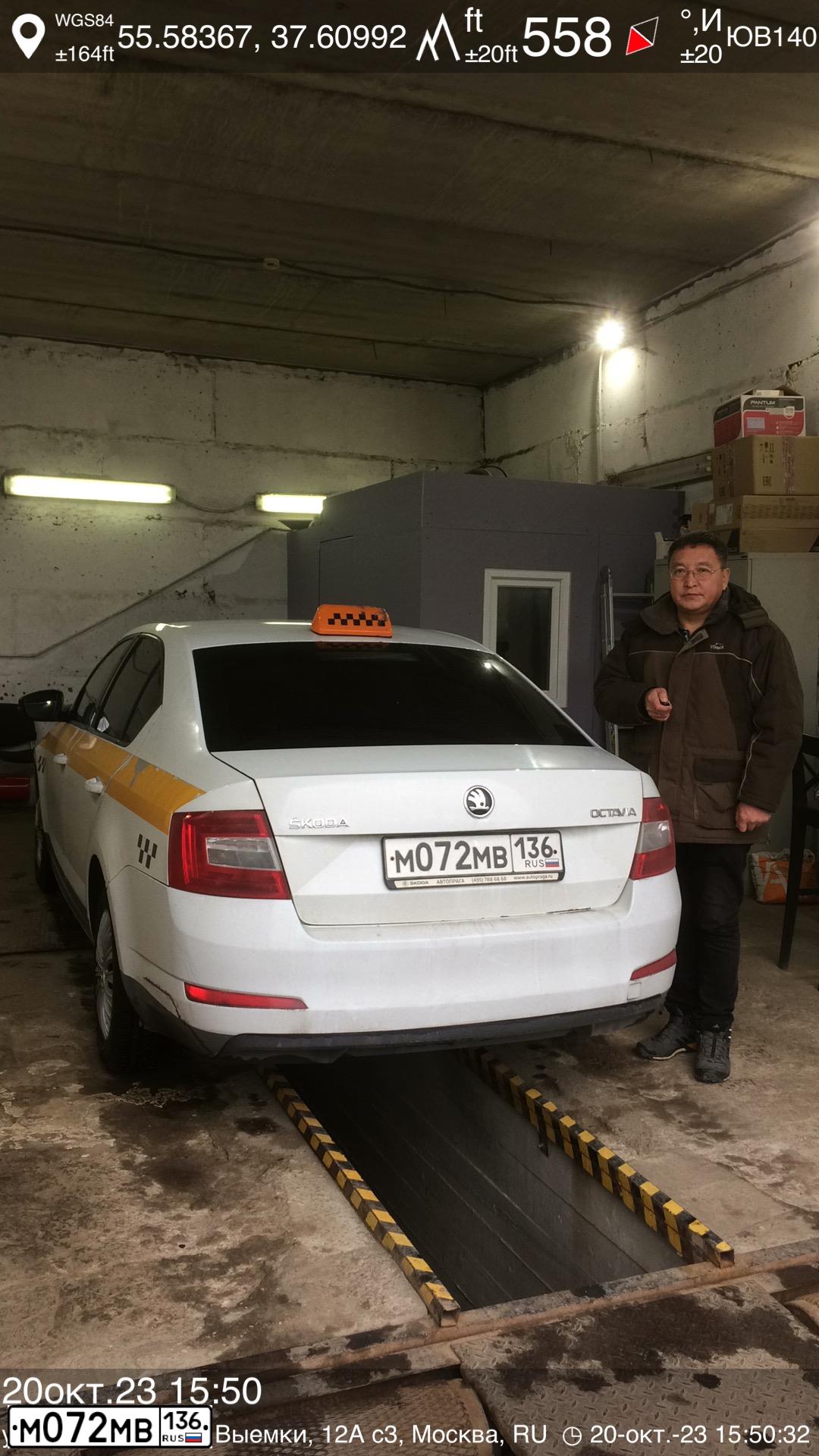 Фото автомобиля SKODA OCTAVIA, 2016 — госномер М072МВ136. Цвет: БЕЛЫЙ-ЖЕЛТЫЙ-СЕРЫЙ