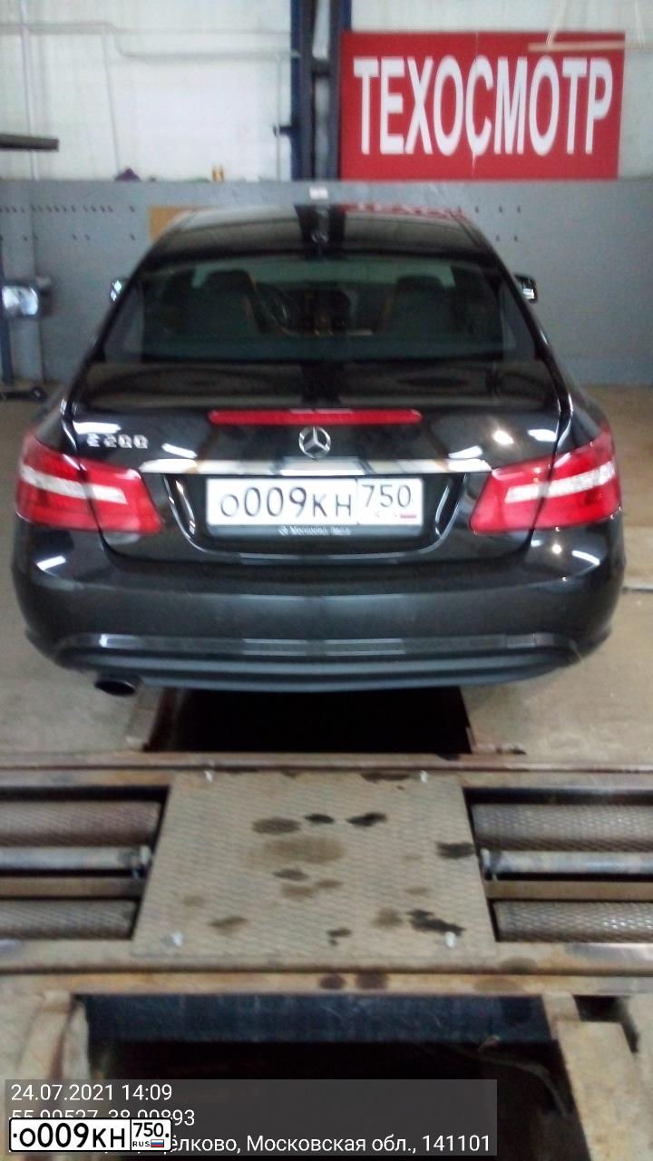 Фото автомобиля MERCEDES E-KLASSE, 2012 — госномер О009КН750. Цвет: ЧЕРНЫЙ