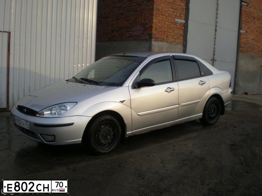Фото автомобиля FORD FOCUS, 2004 — госномер Е802СН70. Цвет: СЕРЫЙ