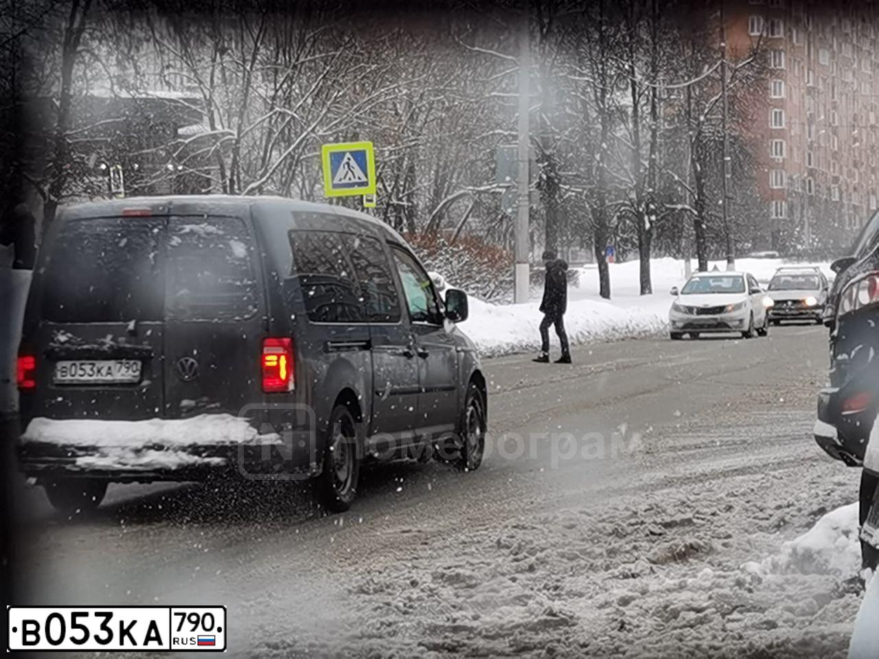 Фото автомобиля VOLKSWAGEN CADDY, 2016 — госномер В053КА790. Цвет: СЕРЫЙ ТЕМНЫЙ
