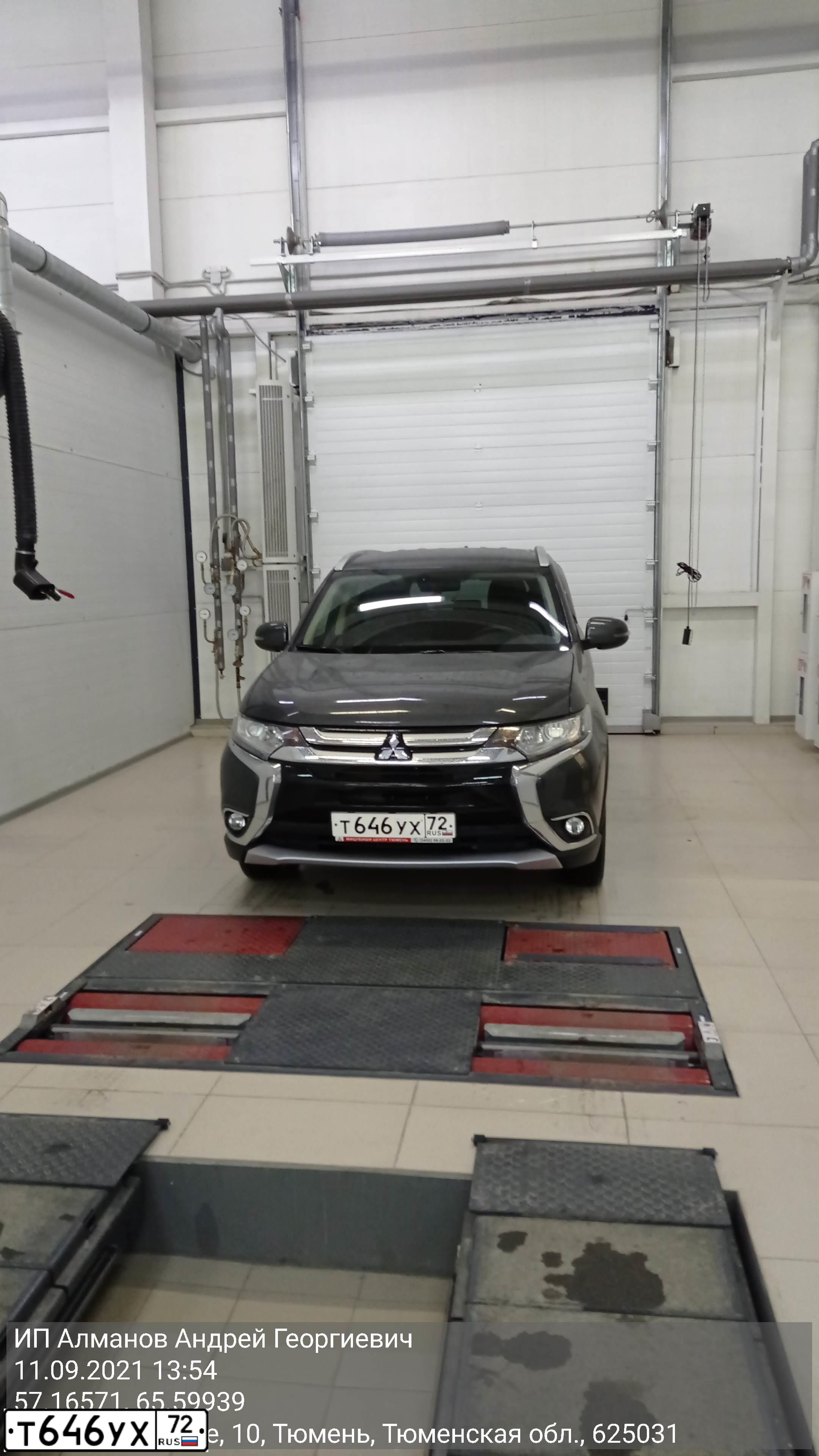 Фото автомобиля MITSUBISHI OUTLANDER, 2017 — госномер Т646УХ72. Цвет: Серый