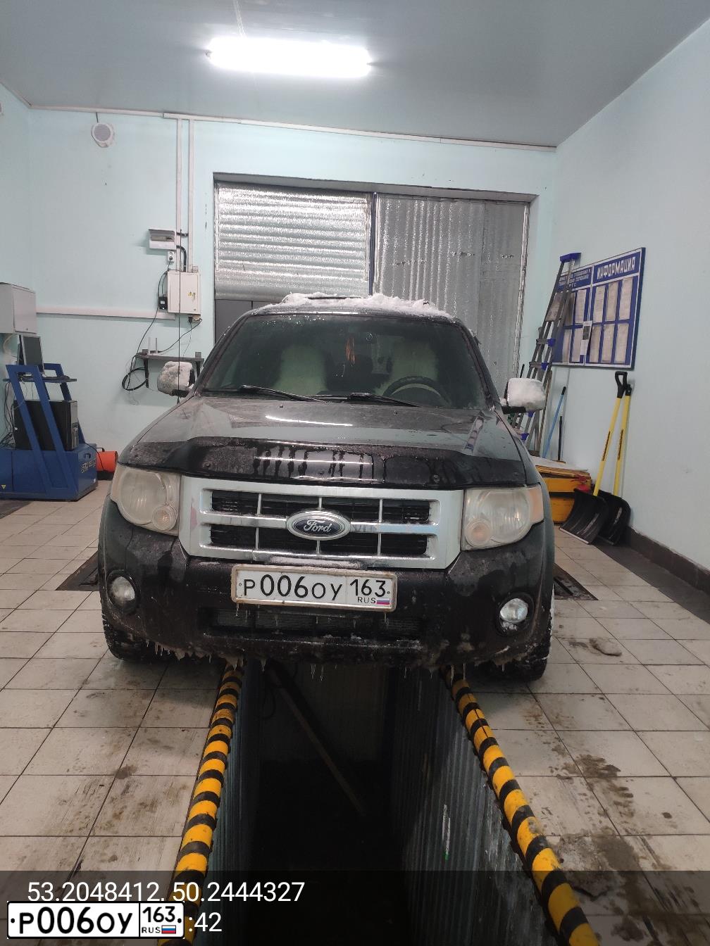 Фото автомобиля FORD ESCAPE, 2008 — госномер Р006ОУ163. Цвет: ЧЕРНЫЙ