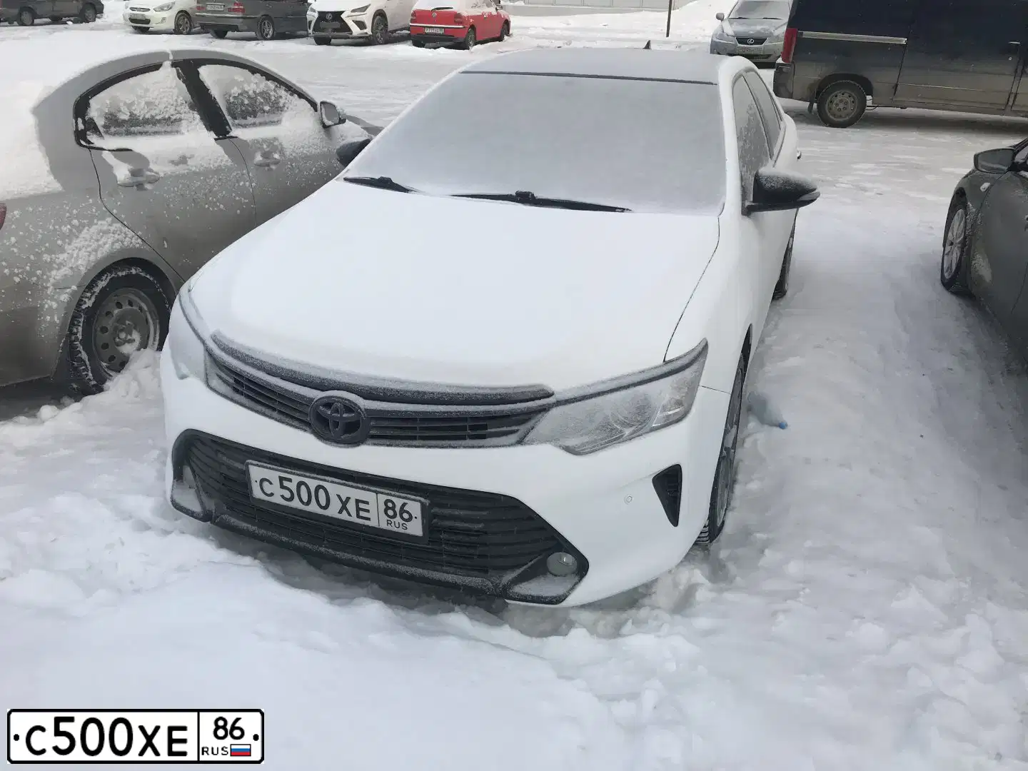 Фото автомобиля TOYOTA CAMRY, 2015 — госномер А181ХО186. Цвет: Белый