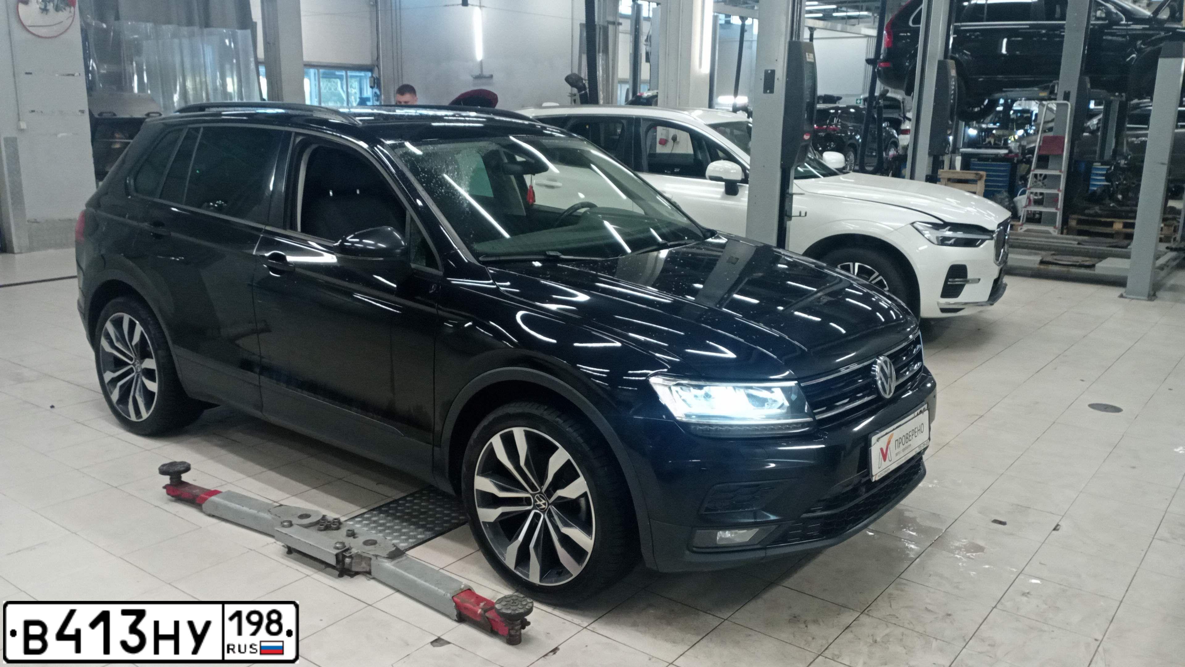 Фото автомобиля VOLKSWAGEN TIGUAN, 2019 — госномер В413НУ198. Цвет: ЧЕРНЫЙ