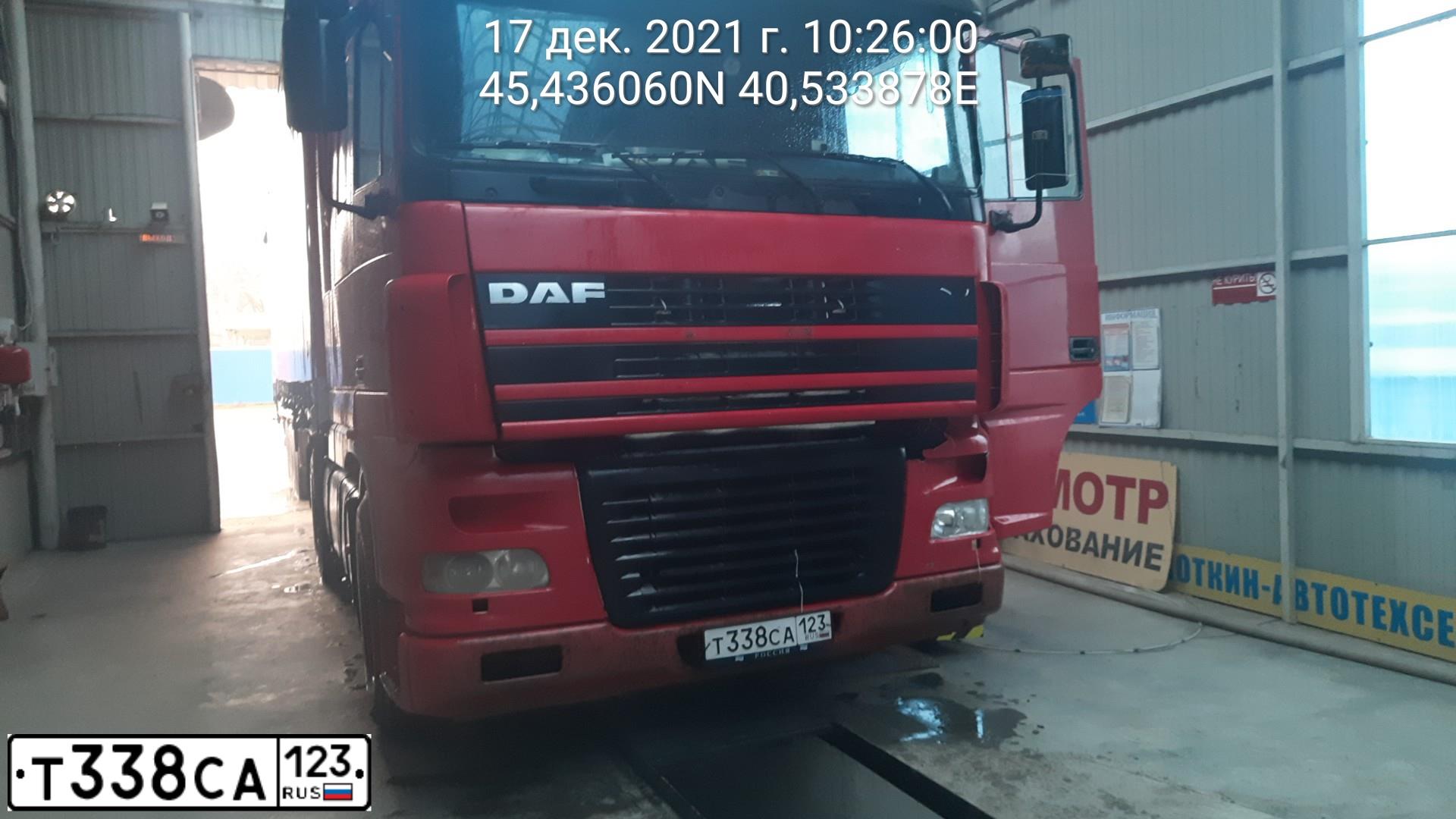 Фото автомобиля DAF 95XF, 2011 — госномер Т811НМ138. Цвет: Красный