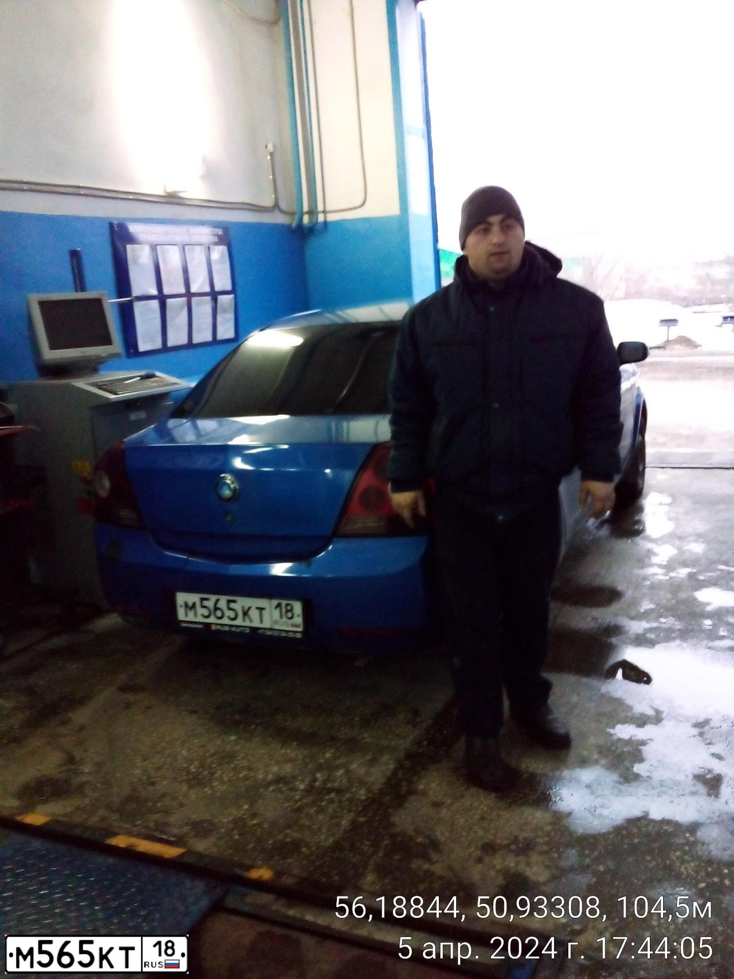 Фото автомобиля GEELY MK, 2011 — госномер М565КТ18. Цвет: синий