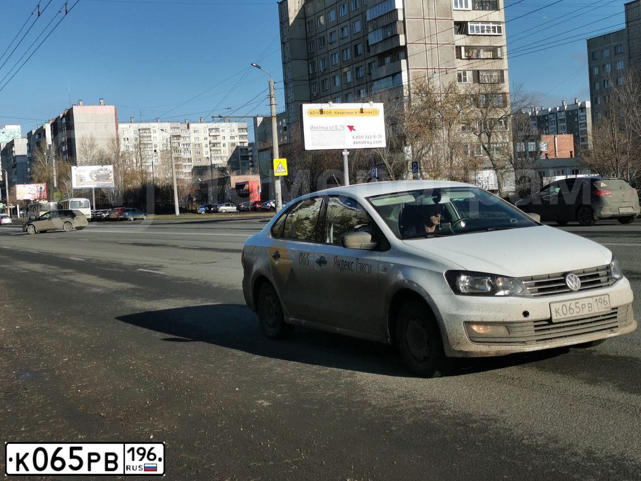 Фото автомобиля VOLKSWAGEN POLO, 2018 — госномер Р130ЕР196. Цвет: Белый