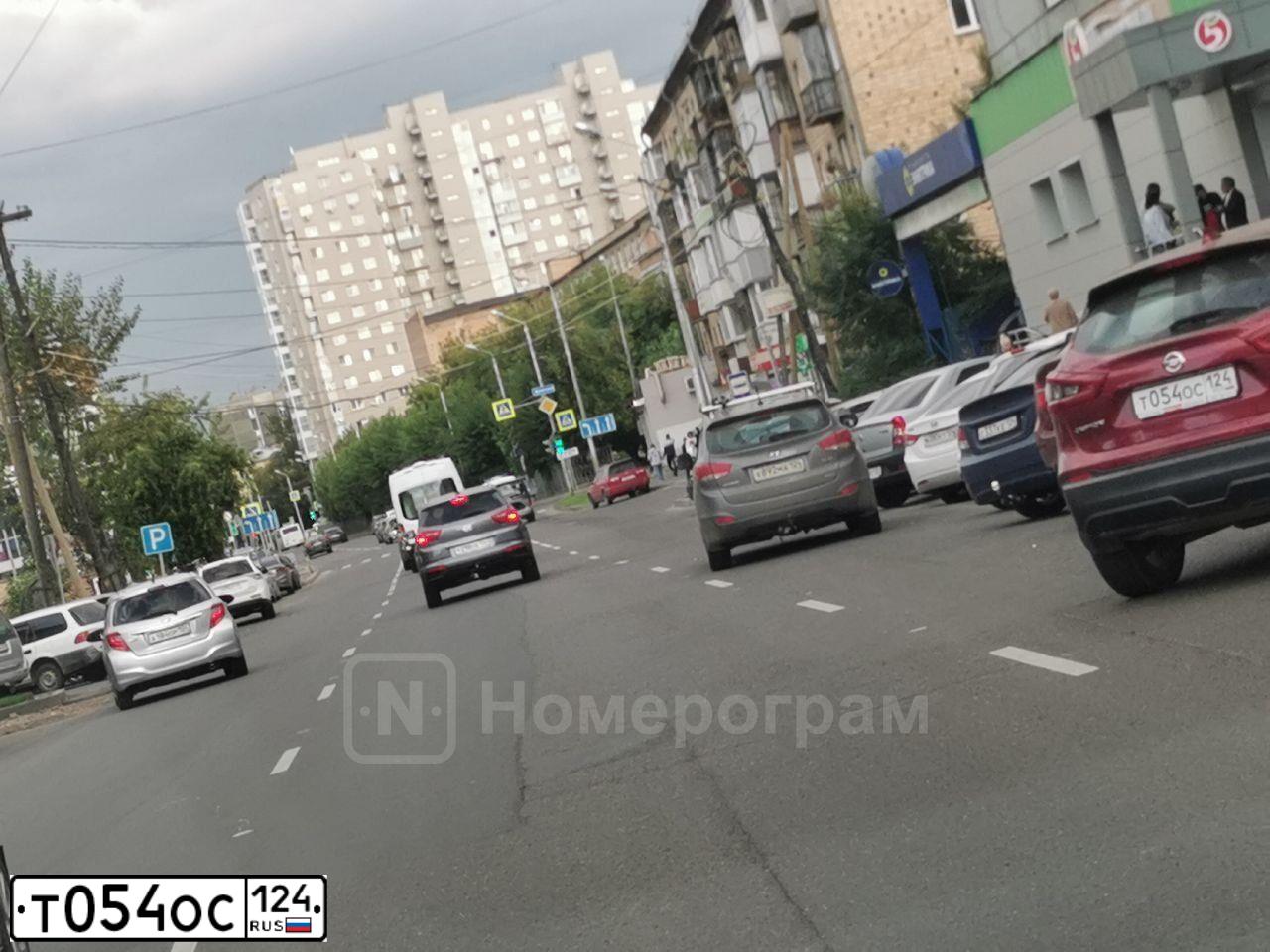 Фото автомобиля NISSAN QASHQAI, 2020 — госномер Т054ОС124. Цвет: Красный