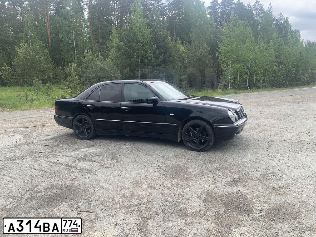 Фото автомобиля MERCEDES E-KLASSE, 1998 — госномер Р969УТ196. Цвет: Темно-синий