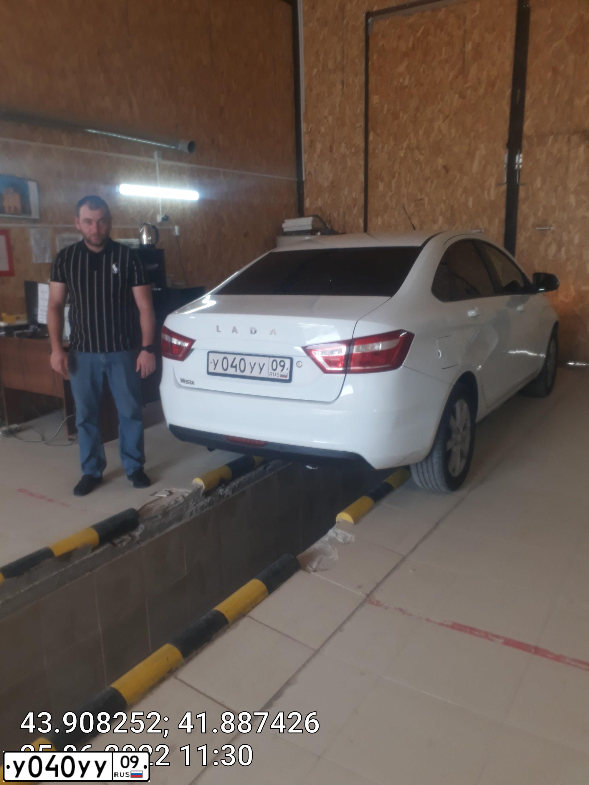 Фото автомобиля LADA 2190 GRANTA, 2017 — госномер У040УУ09. Цвет: ЧЕРНЫЙ
