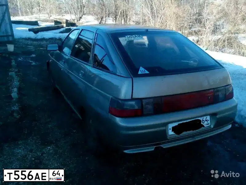 Фото автомобиля LADA 2112, 2000 — госномер Т556АЕ64. Цвет: СЕРЕБРИСТО-СЕРО-ЗЕЛЕНЫЙ