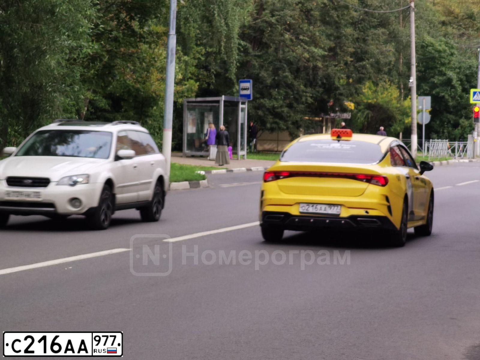 Фото автомобиля RENAULT KAPTUR, 2018 — госномер С216АА977. Цвет: КОРИЧНЕВЫЙ СВЕТЛО-БЕЖЕВЫЙ