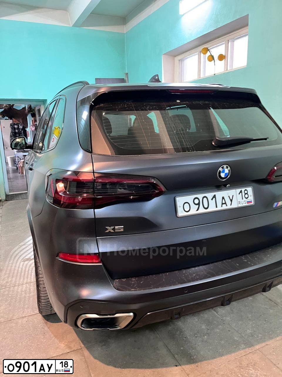 Фото автомобиля BMW X5, 2019 — госномер О901АУ18. Цвет: СЕРЫЙ