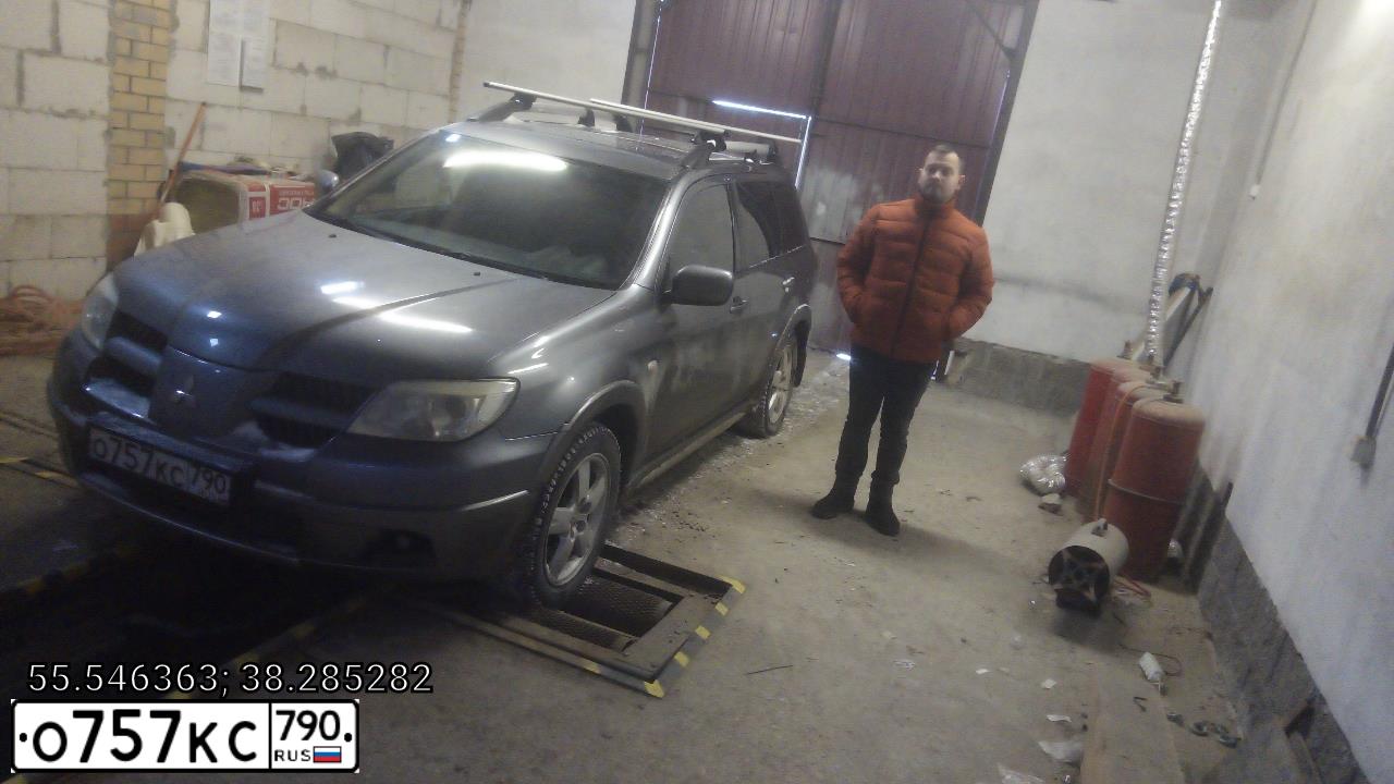 Фото автомобиля MITSUBISHI OUTLANDER, 2006 — госномер О757КС790. Цвет: СЕРЫЙ