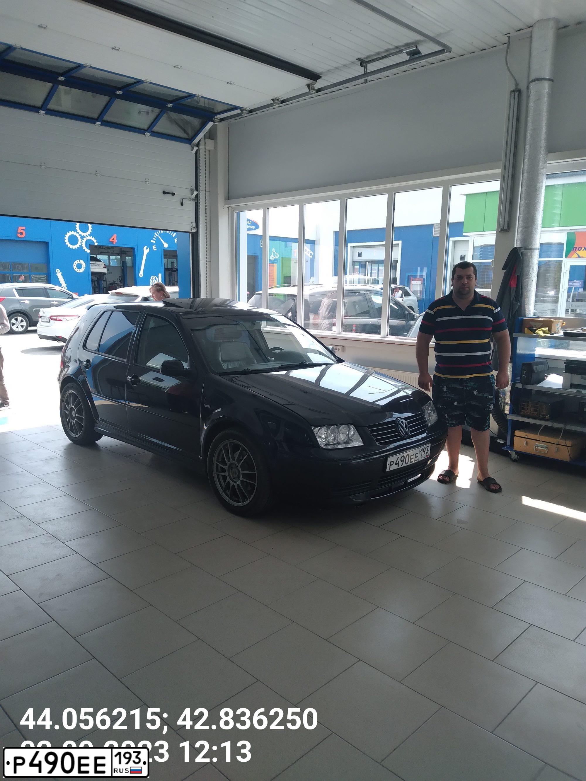 Фото автомобиля VOLKSWAGEN GOLF, 2001 — госномер Р490ЕЕ193. Цвет: ЧЕРНЫЙ