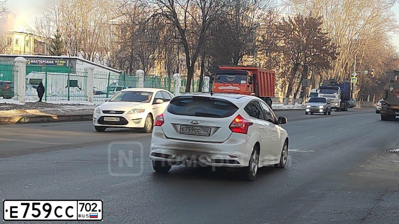 Фото автомобиля FORD FOCUS, 2013 — госномер Е759СС702. Цвет: Белый