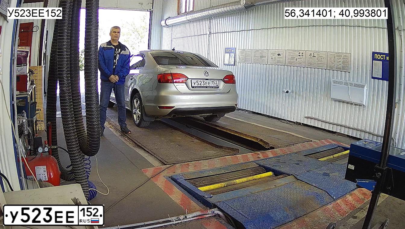 Фото автомобиля VOLKSWAGEN JETTA, 2012 — госномер Х599ТМ33. Цвет: Серебристо-Желтый