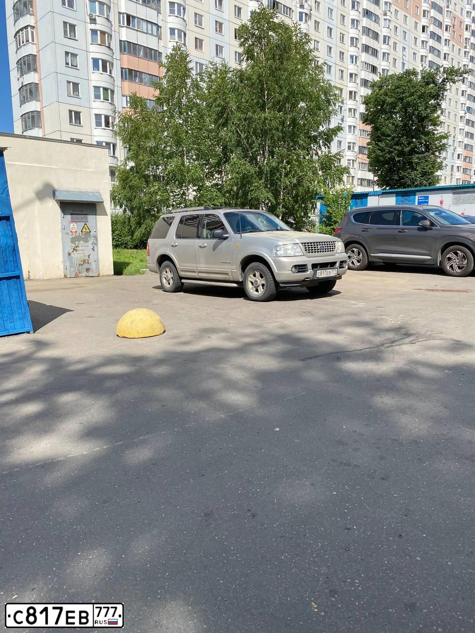 Фото автомобиля FORD EXPLORER, 2004 — госномер С817ЕВ777. Цвет: СЕРЫЙ