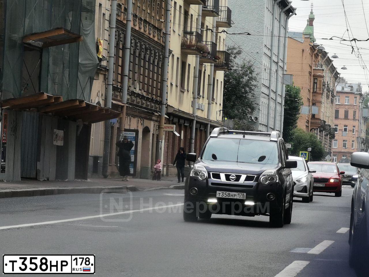 Фото автомобиля NISSAN X-TRAIL, 2013 — госномер Т358НР178. Цвет: СЕРО-СИРЕНЕВЫЙ