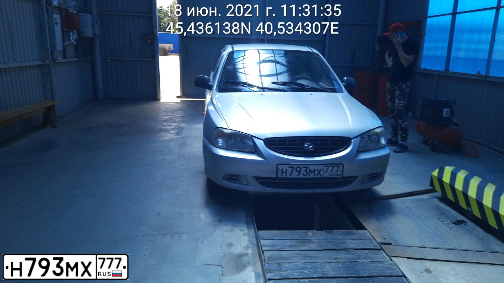 Фото автомобиля HYUNDAI ACCENT, 2005 — госномер В523КР92. Цвет: СЕРЫЙ