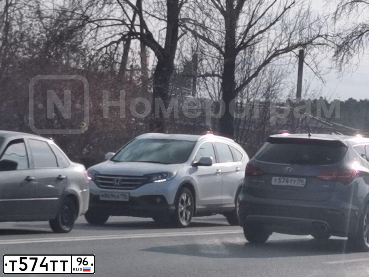 Фото автомобиля HYUNDAI SANTA FE, 2013 — госномер Т574ТТ96. Цвет: СЕРЫЙ