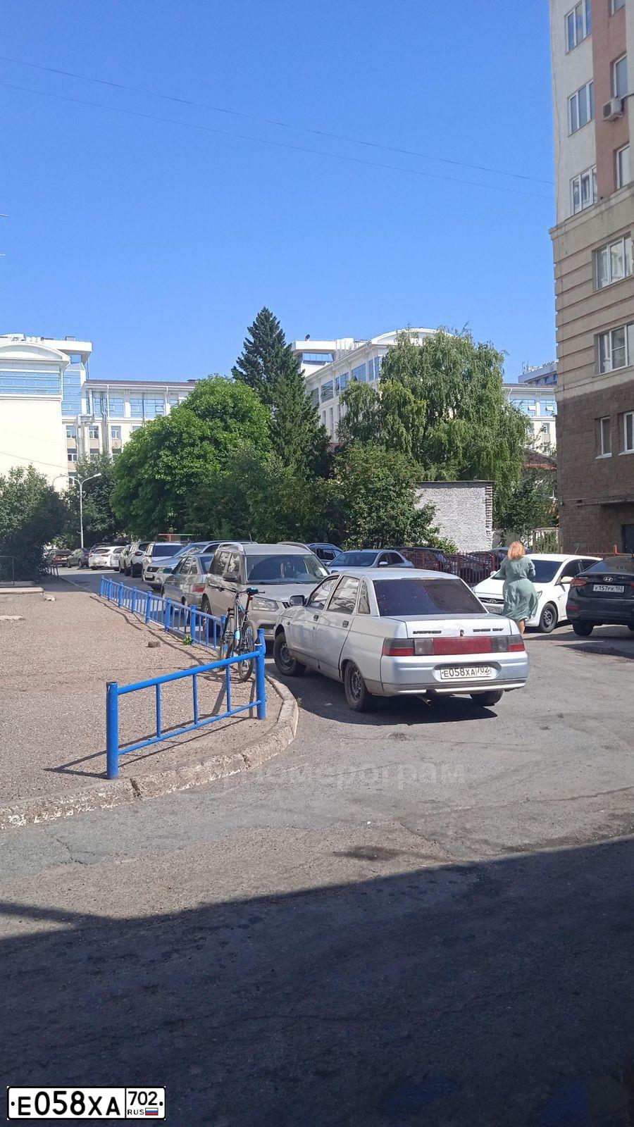 Фото автомобиля LADA 2110, 2001 — госномер Е058ХА702. Цвет: СЕРЕБРИСТО-ГОЛУБОЙ