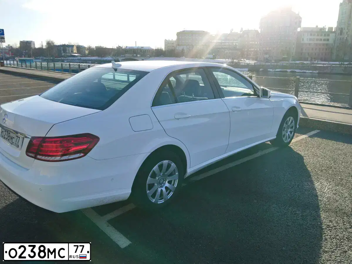 Фото автомобиля MERCEDES E-KLASSE, 2013 — госномер О238МС77. Цвет: Белый