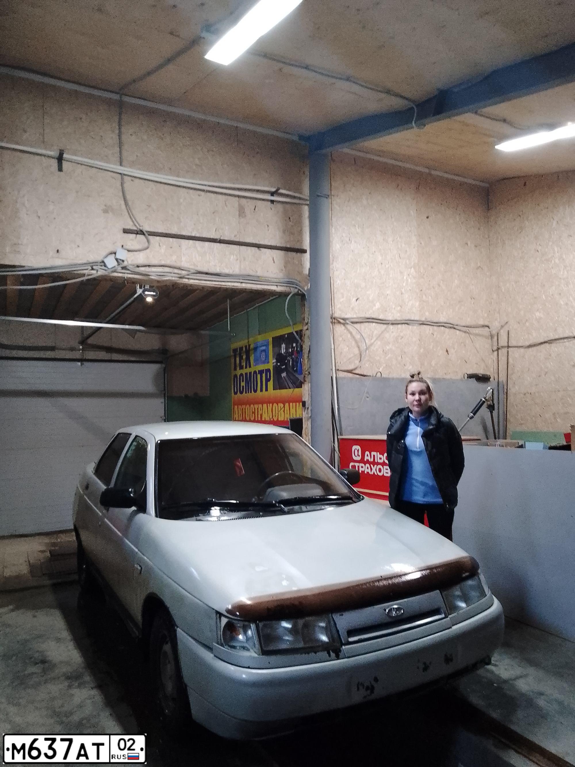 Фото автомобиля LADA 2110 LADA, 2005 — госномер М637АТ02. Цвет: МОЛОЧНО-БЕЛЫЙ СЕРЕБРИСТЫЙ