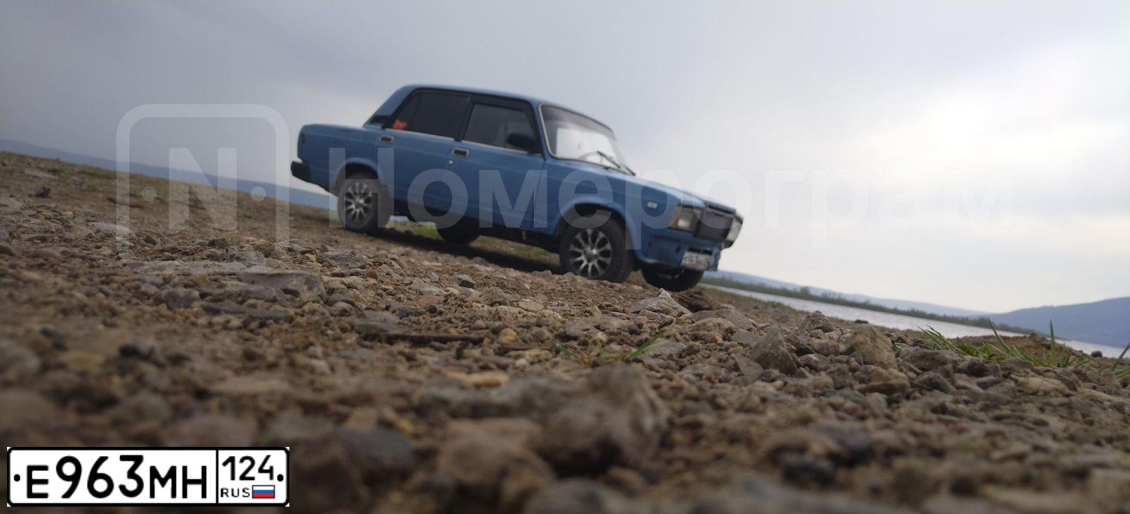 Фото автомобиля LADA 2105, 2004 — госномер Е963МН124. Цвет: голубой