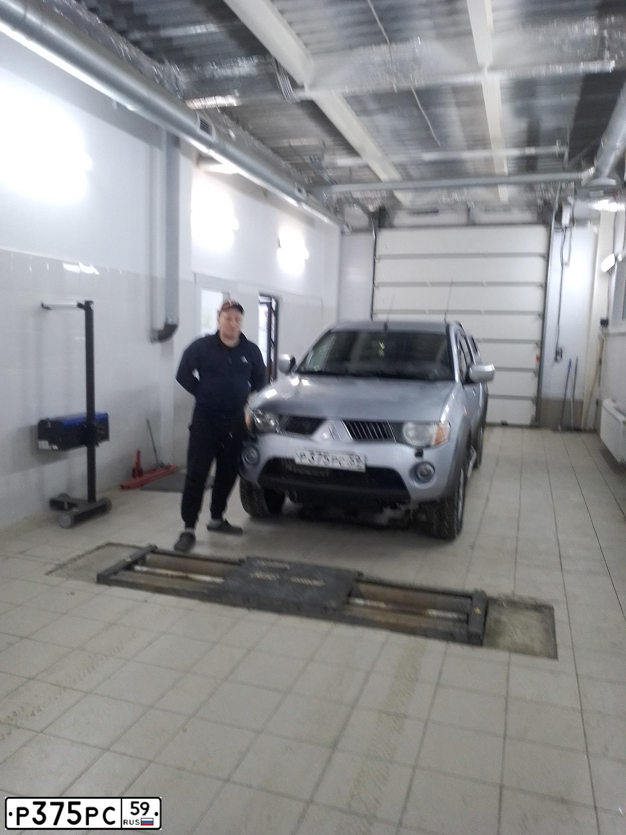 Фото автомобиля MITSUBISHI L 200, 2007 — госномер Р375РС59. Цвет: СЕРЕБРИСТЫЙ