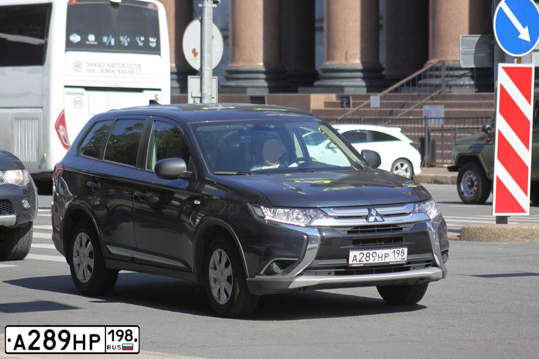 Фото автомобиля MITSUBISHI OUTLANDER, 2018 — госномер А289НР198. Цвет: ТЕМНО-СИНИЙ