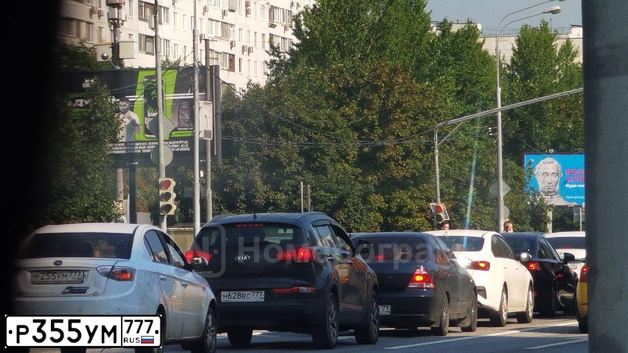 Фото автомобиля KIA RIO, 2016 — госномер Р355УМ777. Цвет: ТЕМНО СЕРЫЙ