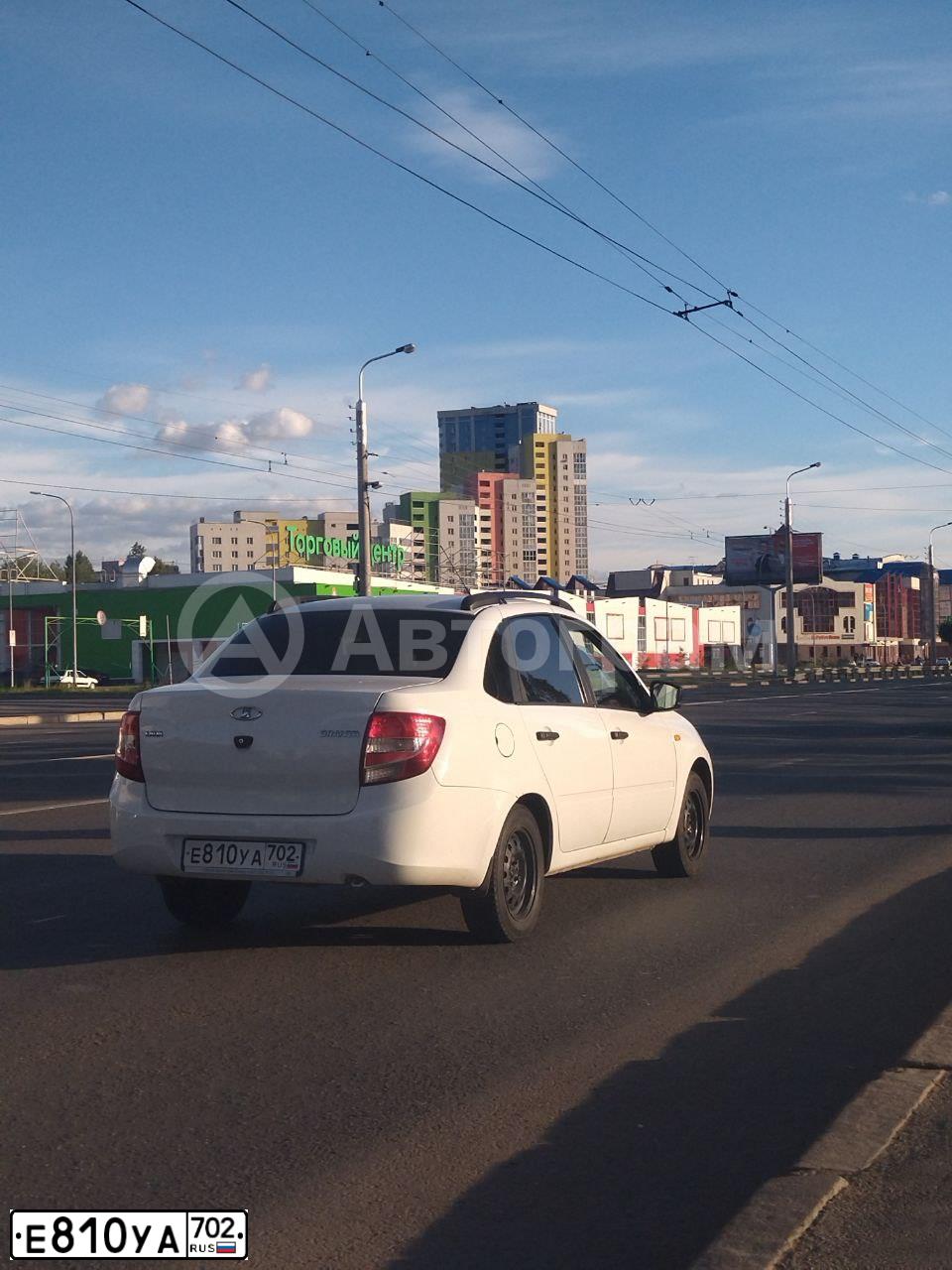 Фото автомобиля LADA 2190 GRANTA, 2016 — госномер Е810УА702. Цвет: Белый