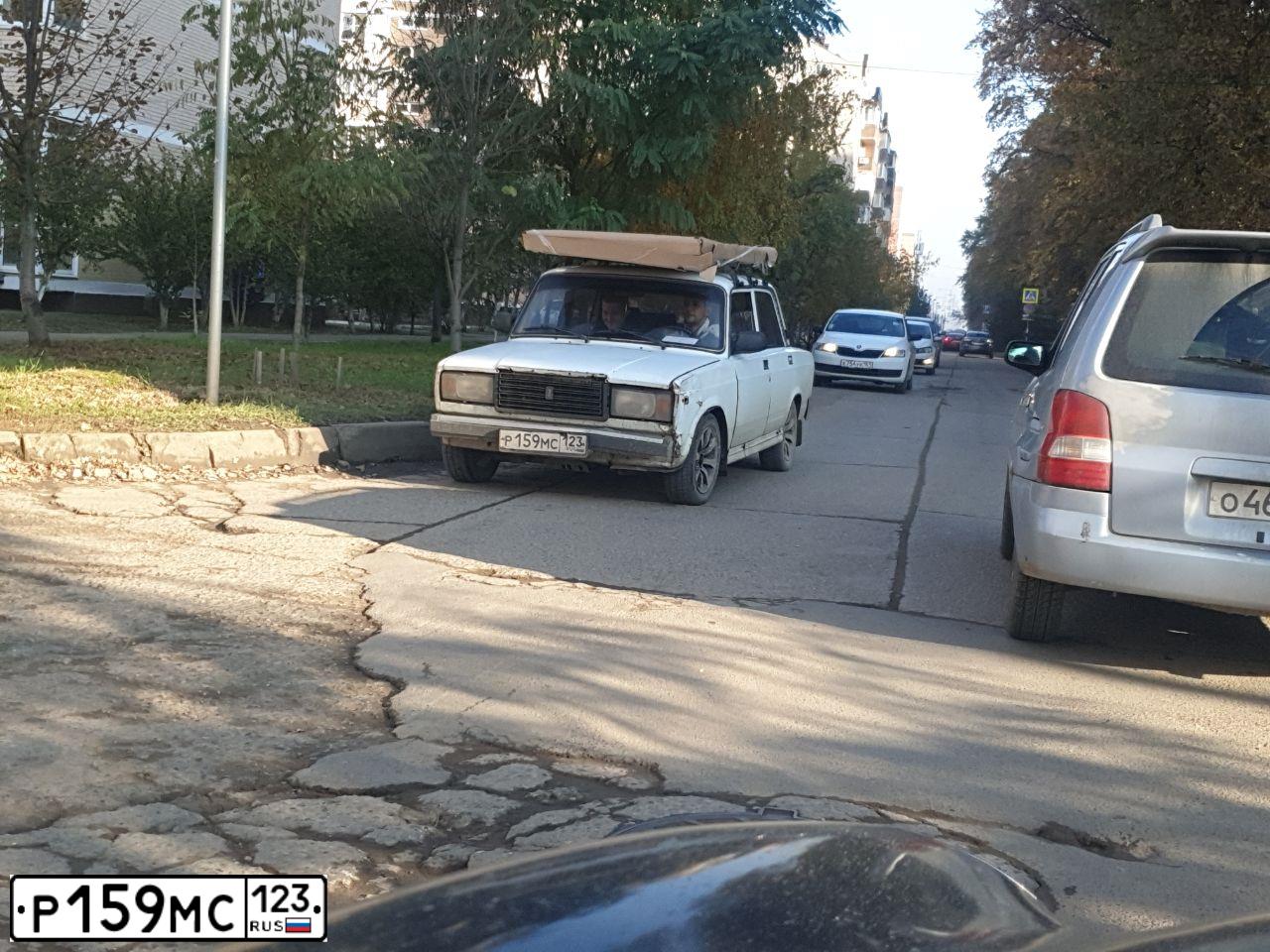 Фото автомобиля LADA 2107, 2001 — госномер Р159МС123. Цвет: ЯРКО-БЕЛЫЙ