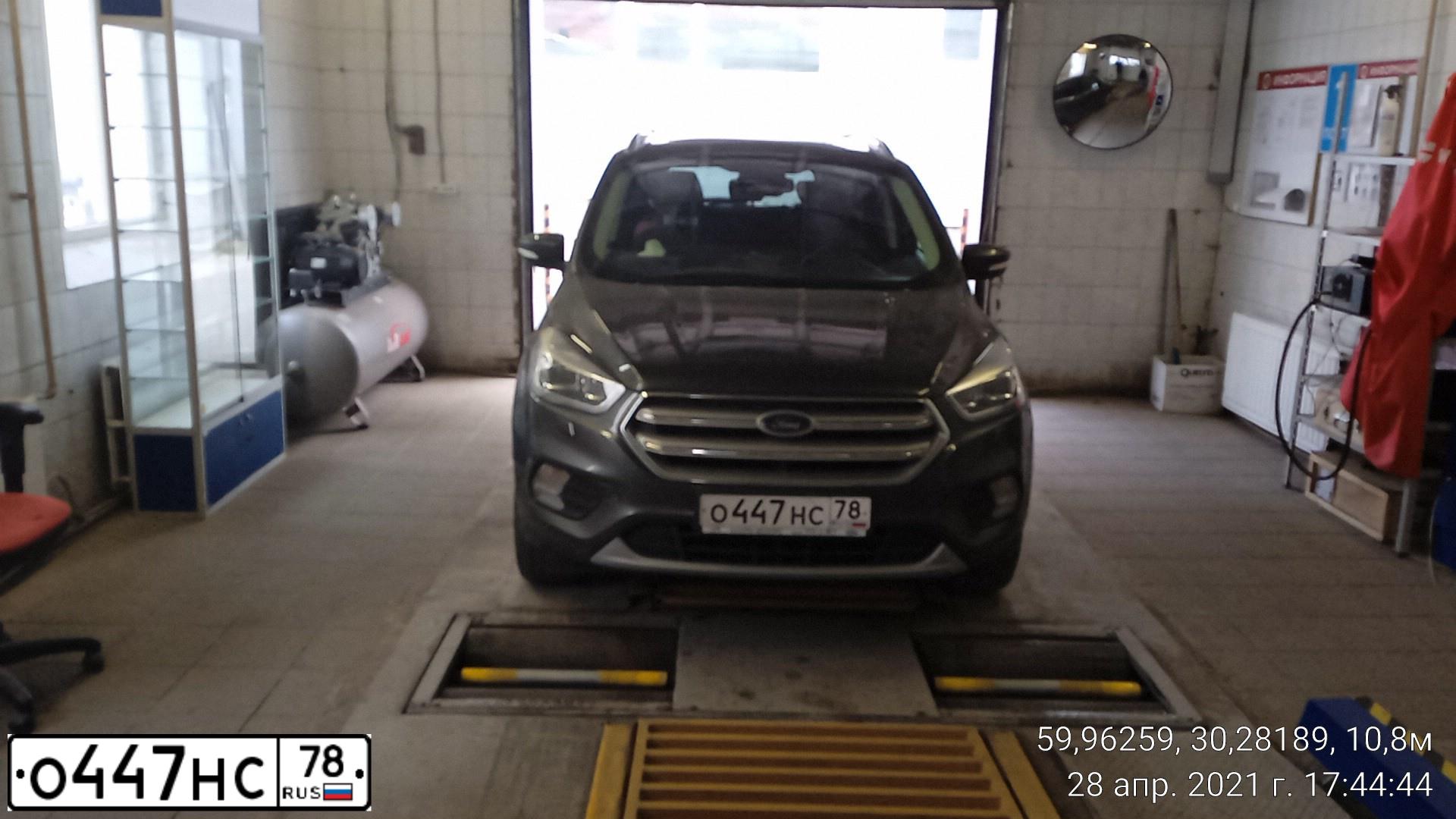 Фото автомобиля FORD KUGA, 2017 — госномер О447НС78. Цвет: Серый