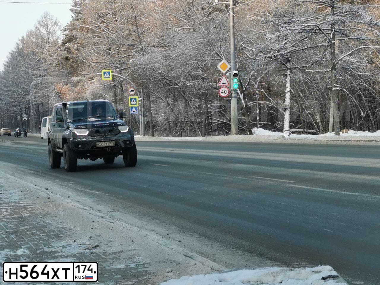 Фото автомобиля UAZ 3163 PATRIOT, 2016 — госномер Н564ХТ174. Цвет: ТЕМНО-ЗЕЛЕН. МЕТАЛЛИК