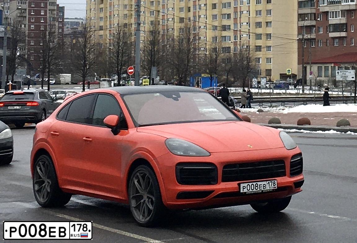 Фото автомобиля PORSCHE CAYENNE, 2020 — госномер Р008ЕВ178. Цвет: ОРАНЖЕВЫЙ